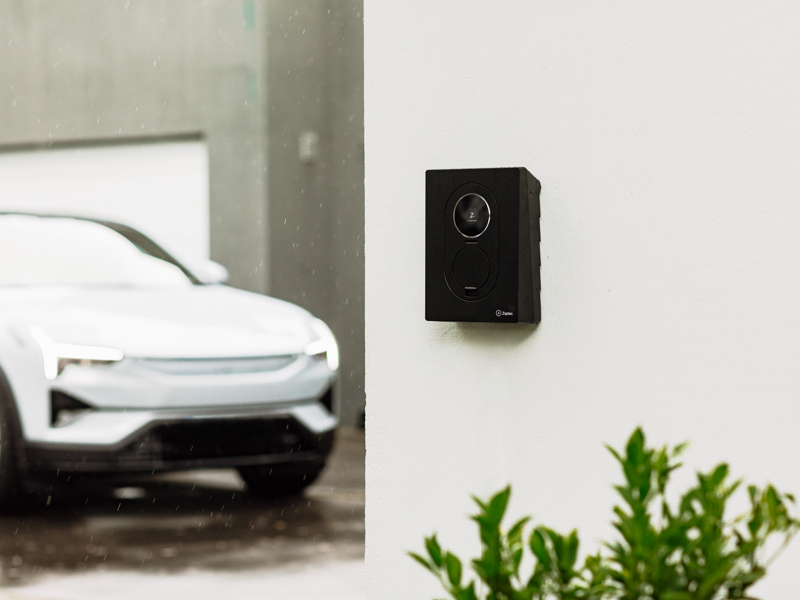 Zaptec Go 2 på hvid væg.